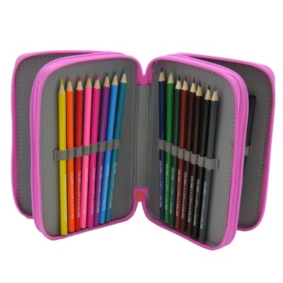 Estojo cor-de-rosa aberto com lápis de cores organizados em dois lados