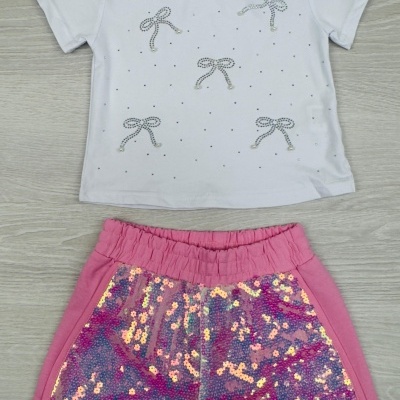 Conjunto infantil t-shirt branca com laços prateados e calções rosas com lantejoulas multicoloridas