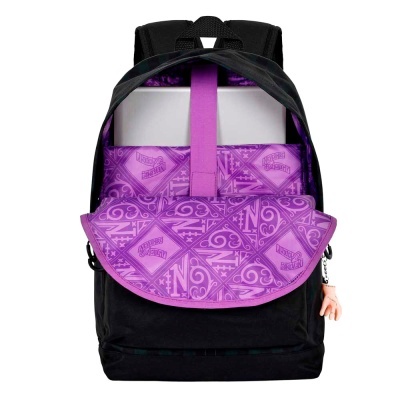 Mochila preta aberta com interior roxo e padrão decorativo, com caderno branco visível
