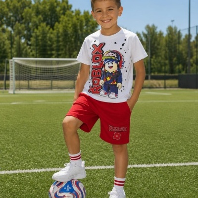 Rapaz em campo de futebol com roupa ROBLOX e bola sob o pé