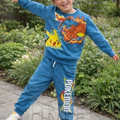 Criança com conjunto azul Pokemon e ténis brancos ao ar livre