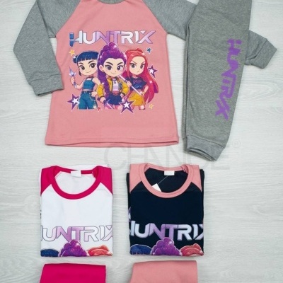 Conjunto infantil HUNTRIX com t-shirt de manga comprida e calças em três cores diferentes.