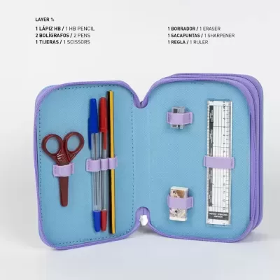 Estojo escolar azul claro aberto com instrumentos de escrita e corte organizados