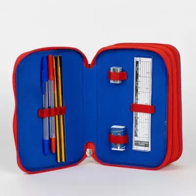 Estojo escolar azul e vermelho aberto com lápis, canetas, régua, apagadores e apontador