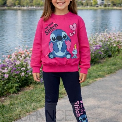 Menina sorridente com sweatshirt rosa e leggings pretas estampadas com Stitch junto a um lago