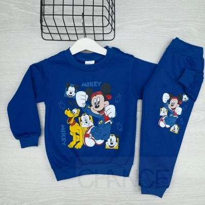 Conjunto de roupa infantil azul com personagens Disney estampadas