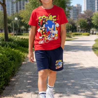 Criança com roupa temática Sonic a caminhar num passeio exterior urbano