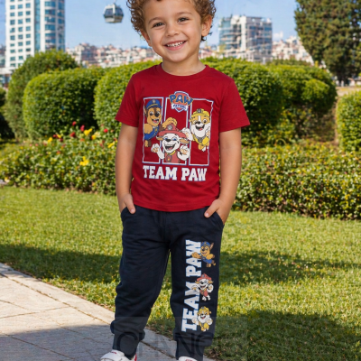 Roupa infantil Paw Patrol com camisola vermelha e calças azuis escuras com estampados dos personagens do desenho animado