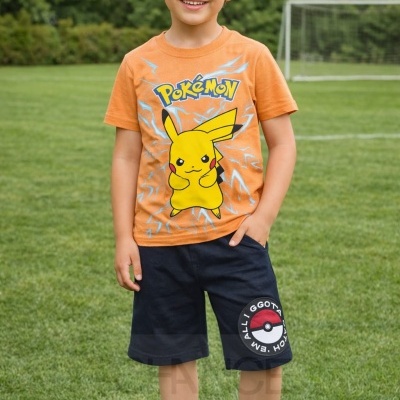 Camisola e calções Pokémon para criança em campo de futebol