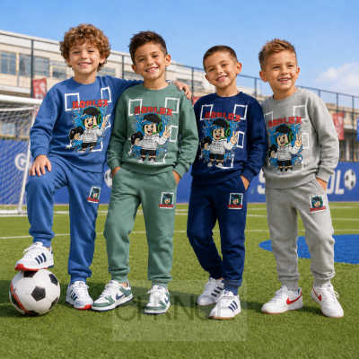 Quatro meninos com conjuntos de treino coloridos num campo de futebol