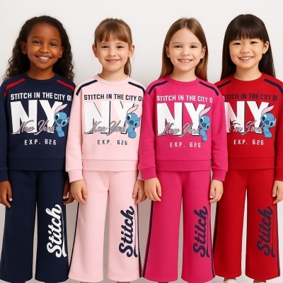 Conjunto de roupa de criança colorido com estampas grandes e texto STLITCH IN THE CITY OF NY