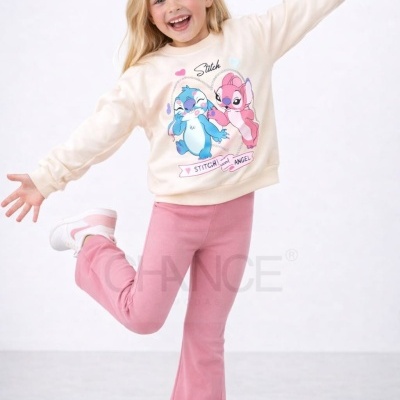 Criança com sweatshirt creme com personagens Stitch e Angel, calças rosa e sapatilhas brancas e rosa.
