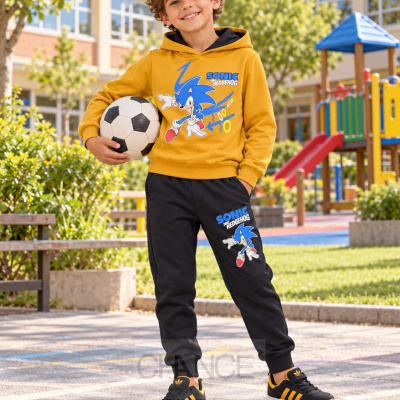 Menino com conjunto amarelo e preto com estampa Sonic segurando bola de futebol