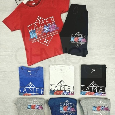 Conjunto de roupa casual com camisola e calções de cores variadas, estampados com motivos gráficos e texto Gamer.