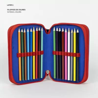 Estojo vermelho aberto com 18 lápis de cor em interior azul e texto ao lado
