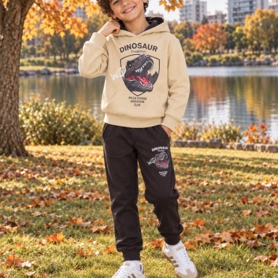 Conjunto infantil bege e preto com estampado de dinossauro