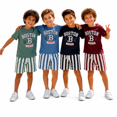 Crianças vestidas com t-shirts BOSTON de várias cores e calções riscado correspondentes.