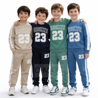 Quatro crianças vestem conjuntos desportivos coloridos com o texto BROOKLYN 23 em fundos brancos.