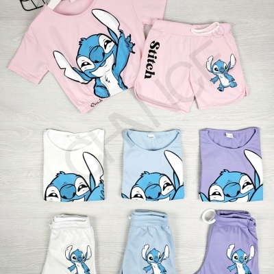 Conjunto colorido de t-shirts e calções para criança com estampado do personagem Stitch em diferentes cores e posições