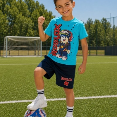 Camiseta azul ROBLOX com personagem e calções azul escuro ROBLOX em campo de futebol