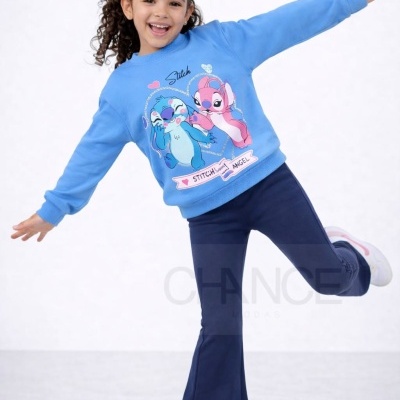 Camisola azul com estampado Stitch e Angel, calças justas azuis e ténis brancos com detalhes cor-de-rosa num fundo branco.