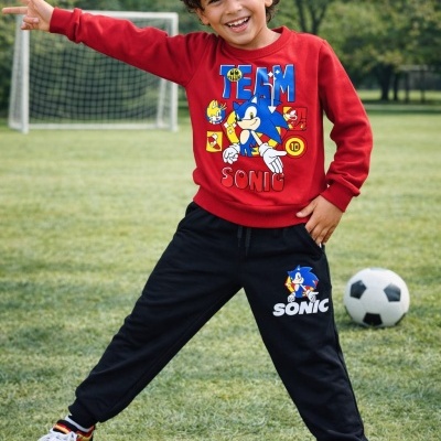 Criança com fato de treino Team Sonic num campo de futebol