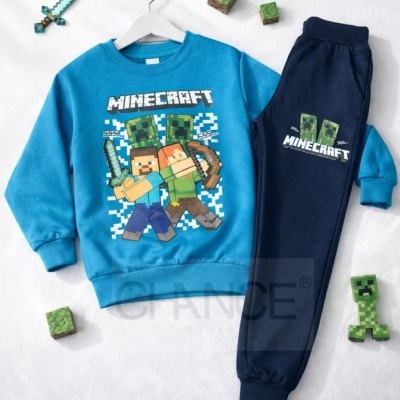 Conjunto roupa infantil azul e azul-escuro com estampado Minecraft.