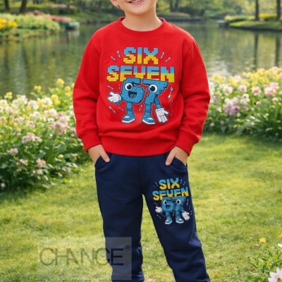 Criança com conjunto infantil vermelho e azul escuro com estampado colorido, calçado branco, em parque com relva e flores.