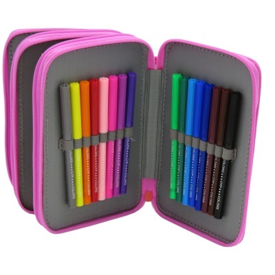 Estojo rosa aberto com 18 canetas de feltro coloridas organizadas em elásticos.