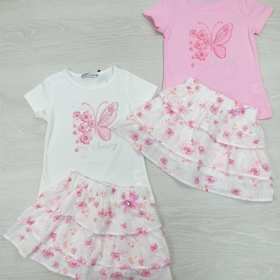 Conjunto infantil rosa e branco com camisolas e saias com padrão floral e estampa de borboleta.