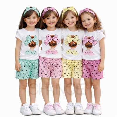 Quatro meninas com conjuntos de verão coloridos e ténis brancos em fundo branco