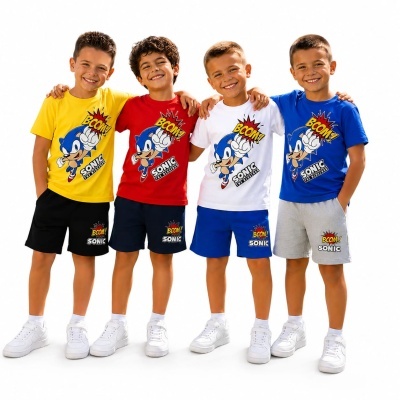 Quatro miúdos com conjuntos de t-shirts e calções do Sonic the Hedgehog em várias cores