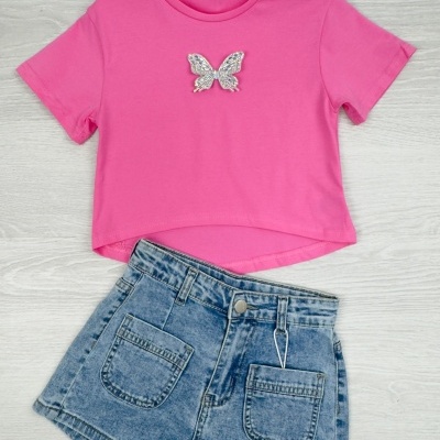Conjunto de t-shirt rosa e calções de ganga azul com bolso