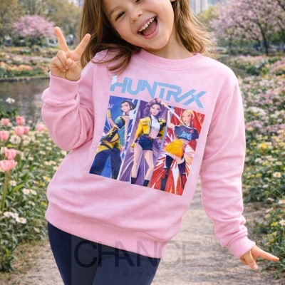 Criança com camisola rosa estampada HUNTRX e calças azul-escuras em parque florido