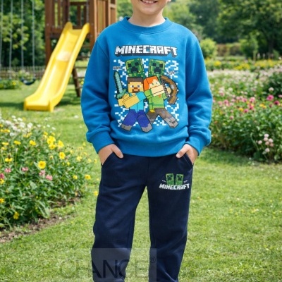 Menino em parque a usar conjunto azul de sweatshirt e calças com estampado Minecraft