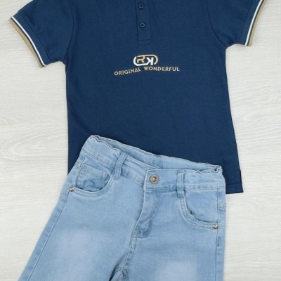 Conjunto infantil com polo azul e calções de ganga azul clara
