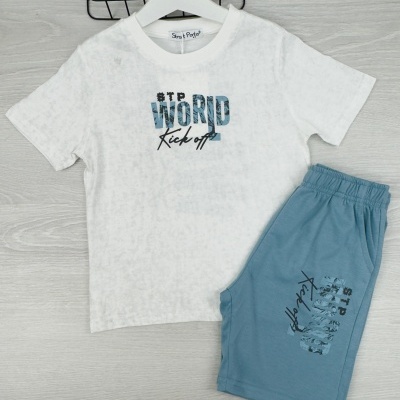 Conjunto t-shirt branca e calções azuis com texto e padrão