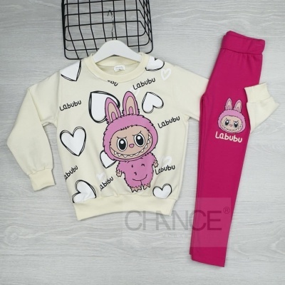 Conjunto infantil com sweat creme estampado e calças rosa, personagem Labubu desenhada.