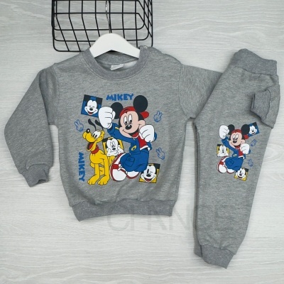 Conjunto de roupa infantil cinzento com personagens da Disney estampados.