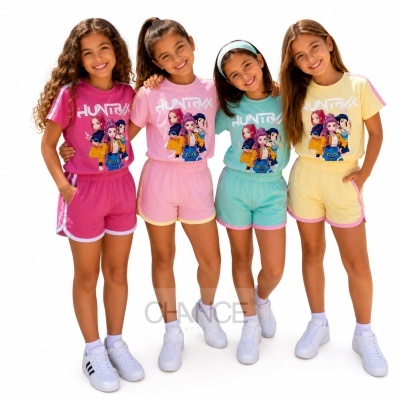 Quatro meninas com roupa desportiva colorida com estampado de personagens e texto HUNTRIX