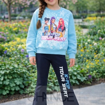 Menina com sweatshirt azul clara com estampa de personagens e calças pretas com texto K-POP NOVA BEAT