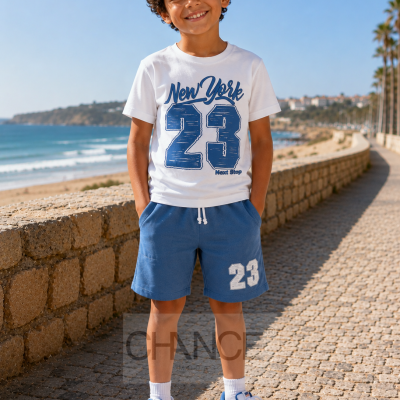 Rapaz com roupa desportiva branca e azul junto ao mar em passadeira pedonal