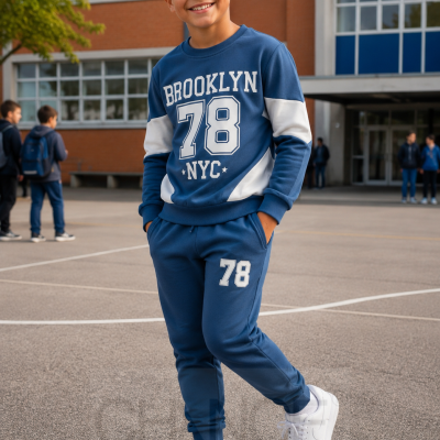 Conjunto desportivo azul com texto BROOKLYN 78 NYC usado por rapaz em escola