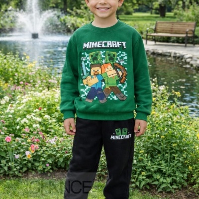 Rapaz com fato de treino verde e preto com print Minecraft