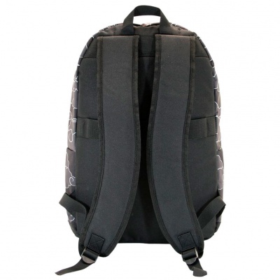 Mochila preta com alças acolchoadas e padrão branco nas laterais vista de costas