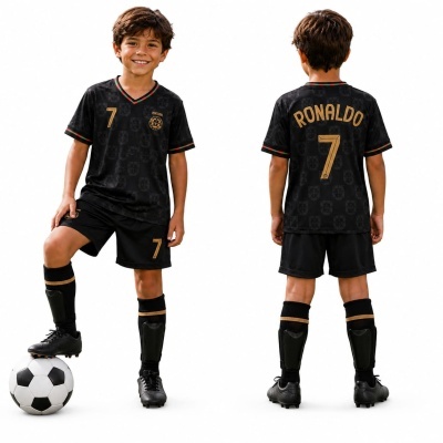 Camisola e calções de futebol pretos com detalhes dourados e padrão de escudos com nome Ronaldo e número 7