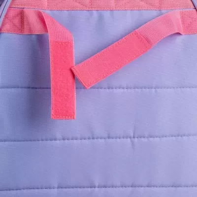 Tecido lavanda com fecho de velcro rosa em bolsa ou mochila