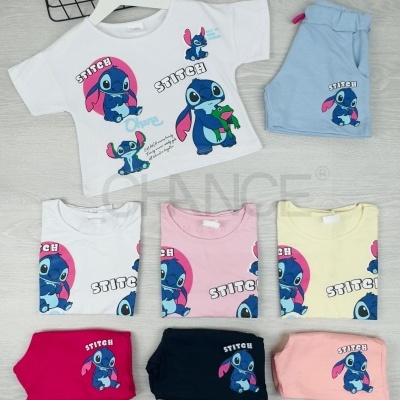 Conjunto de roupa infantil com estampados do Stitch em várias cores.
