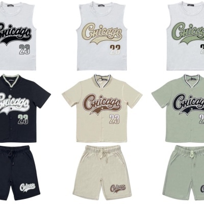 Três conjuntos de roupa desportiva com camisola e calças em preto, bege e verde, com texto 'Chicago 23'