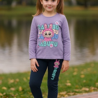 Camisola lilás e leggings azuis-escuras com estampado colorido e texto LABUBU em criança junto a lago